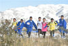 2018年10月15日，青海海南州，来自江苏、安徽乡村小学参加2018苏宁·爱德足球1+1青海邀请赛的小球员们与当地的足球小伴们相约在海南藏族自治州州府共和县附近3000多米的雪域高原上“以球会友”，感受足球魅力，在相互切磋中共同成长。