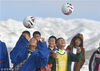 2018年10月15日，青海海南州，来自江苏、安徽乡村小学参加2018苏宁·爱德足球1+1青海邀请赛的小球员们与当地的足球小伴们相约在海南藏族自治州州府共和县附近3000多米的雪域高原上“以球会友”，感受足球魅力，在相互切磋中共同成长。童芮/视觉中国