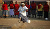 2009年10月8日，南非林坡坡省，一名老奶奶训练点球。Reuters/视觉中国