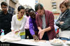2018年10月16日，江苏镇江，江苏大学的外国留学生和社区志愿者一起为老人们制作重阳糕。