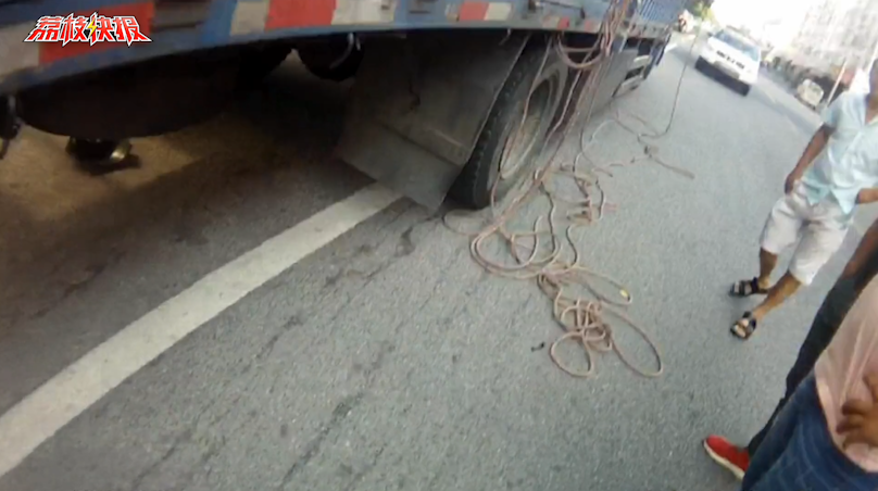 男童意外跌下车 竟因司机随手抛绳子