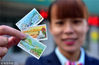 2018年10月18日，石家庄，中国邮政集团公司河北省新乐市分公司工作人员展示刚刚发行的《广西壮族自治区成立六十周年》纪念邮票。