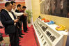2018年10月20日，在江苏南京国际展览中心，江苏省庆祝改革开放四十周年图片展活动持续火热中，群众参观80年代流行的通讯工具。