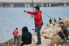 2018年10月20日，市民在青岛后海欢乐滨海城钓鱼休闲。