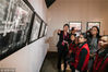 2018年10月20日，北京国际摄影周2018在中华世纪坛开幕。
观众观看展出的摄影作品。