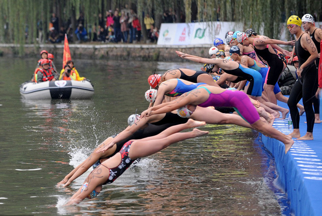2018武汉水上马拉松开赛 1700余名选手畅游东湖