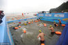 2018武汉水上马拉松主题为“游出精彩，泳动江城，与军运同行”。