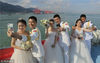 2018年10月21日，参加东部战区海军某护卫舰支队举办的“我与大海有个约定”集体婚礼的新人在游轮上拍照。