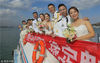 2018年10月21日，参加东部战区海军某护卫舰支队举办的“我与大海有个约定”集体婚礼的新人乘坐游轮观海。