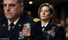 当地时间2016年2月2日，美国华盛顿，美国陆军少将劳拉·理查森(右一)坐在美国陆军参谋长马克·米莱（中）后面，出席国会关于军队中的女性的听证会。2018年10月18日讯，劳拉·理查森中将已经成功突破了美国陆军的数层玻璃天花板。现在她即将再突破一层。在美国陆军部队司令部(FORSCOM)的历史上，将首次由一名女性来领导这个代表了77.6万名军人和9.6万名文职人员的陆军第一大司令部。Mark Wilson/GettyNorthAmerica


