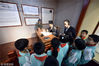 2018年10月22日，在山东省聊城市茌平县成无己纪念馆，工作人员在给来自贾寨镇小学的小学生讲解中医成无己的故事。