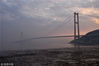 2009年12月24日，浙江舟山，金塘大桥。
金塘大桥位于舟山金塘岛与宁波镇海间的灰鳖洋海域，全长26.54公里，其中海上部分长18.27公里。