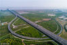 2018年6月13日，上海东海大桥。东海大桥起始于上海市浦东新区（原南汇区）芦潮港，北与沪芦高速公路相连，南跨杭州湾北部海域，直达浙江嵊泗县小洋山岛。全长32.5公里的东海大桥是上海国际航运中心深水港工程的一个组成部分。