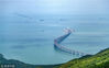 2018年10月19日，香港，港珠澳大桥管理局10月19日晚发布消息称，港珠澳大桥将于2018年10月24日上午9时正式通车。港珠澳大桥全长55公里，集桥、岛、隧于一体，是世界最长的跨海大桥。图为从香港大屿山远眺港珠澳大桥，主桥和香港连接线犹如两条巨龙遥相呼应。  张炜(香港分社)/中新社/视觉中国