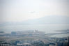 2018年10月20日，香港，从昂坪360缆车上鸟瞰香港赤鱲角国际机场与港珠澳大桥（图中右侧）。