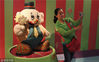 2014年10月6日，武汉，市民携小孩在珞珈创意城观赏好莱坞糖果装置艺术特展。糖果版的世界名画《向日葵》、自由女神像、狮身人面像等让人领略异域风情。孙新明/视觉中国