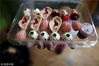 当地时间2015年10月30日，墨西哥墨西哥城，墨西哥一家糖果制造商万圣节推出“僵尸美食”系列产品，用橡皮糖和红果冻制成外形如婴儿、脚、眼睛、耳朵、鼻子、大脑和心脏等看起来血腥另人惊恐的甜品。Reuters/视觉中国