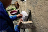 2014年5月14日，甘肃陇南，图为纸农把纸精细的分离，俗称“松纸”。任世琛/视觉中国
