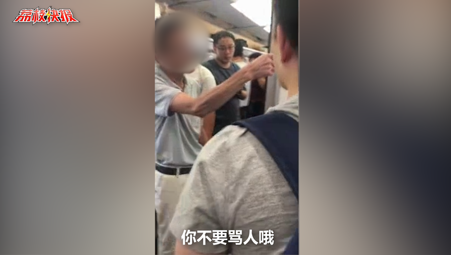 无票旅客霸占行李存放处：哪里标明了这里不能坐人