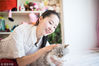 2018年10月1日，杭州，胡娜娜来自黑龙江大兴安岭地区，2013年春天来到杭州，这几年她已经在杭州买了两套房子，还养了宠物猫，过着自己喜欢的生活。