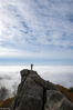 2018年10月6日晨曦到中午，黑龙江鸡西，中俄界湖兴凯湖北岸蜂蜜山国家地质公园，再现云海，有勇敢的摄影为在悬崖上拍摄美景，可谓山高人为峰。