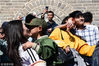 2018年10月6日，国庆假期进入尾声，北京八达岭长城游人依然众多。图为八达岭长城北八楼前人们纷纷拍照留念，来自河南的游客陈女士与孩子亲吻。  