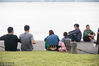 2018年10月5日，杭州，西湖景区，游客坐在白堤边休息。