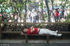2018年10月2日，杭州，景区内，一位游客躺在路边睡觉。