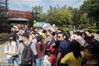 2018年10月2日，杭州，杭州野生动物世界，游客排队坐游览车。