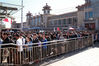 2018年10月7日，在北京火车站站前广场，旅客排队进入地铁站。