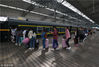 2018年10月7日，旅客在安徽阜阳火车站排队乘车。