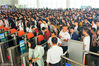 2018年10月7日，众多旅客在江苏常州火车站排队检票进站。陈暐/视觉中国