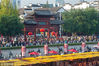 2018年10月4日，游客在南京夫子庙景区参观游览。苏阳/视觉中国