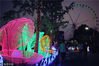 2018年10月7日，上海，锦江乐园国庆特设夜场闭幕，设自贡灯会非遗传承人设计制作的趣味艺术彩灯供游客欣赏。锦江乐园平时只有白天开放，下次夜场将在明年举办。