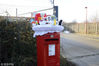 2017年12月21日讯（具体拍摄时间不详），在英国肯特郡赫恩海湾边的一个小镇上，有一群针织爱好者，为了迎接圣诞节的到来，她们将镇上邮筒的顶部打造成迷你圣诞场景，十分温馨可爱。当地几乎所有邮筒上都装饰着“针织帽”，场景有耶稣诞生、圣诞树和雪人等。这一想法是由当地一个工艺团队提出的，他们在过去3年里每年都会制作这些可爱的装饰品，每次都需要花费大约2个月的时间来完成。今年共有26名成员参加活动，一共装点了31个邮筒。