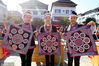 2018年10月31日，广西柳州，侗乡绣娘三江侗族自治县同乐苗族乡同乐村展示刺绣作品。