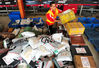 2012年11月12日，江西省南昌市，“光棍节”各大电商的“疯狂”促销，巨额的网络交易使得快递公司应接不暇。视觉中国