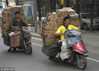 2013年5月23日，江苏省南京市，工人骑着电动车为天猫超市送货。安心/视觉中国