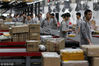 2013年11月11日，深圳，分拣流水线上的工人正在等待下一波的包裹。竹林枭/视觉中国