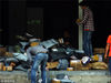 2013年11月11日，广州市，一家快递公司员工正在分拣快递包裹。刘蛟/视觉中国
