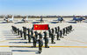 2013年1月9日，空军八一飞行表演队女飞行员余旭与战友们合影。千龙图像库陆岗