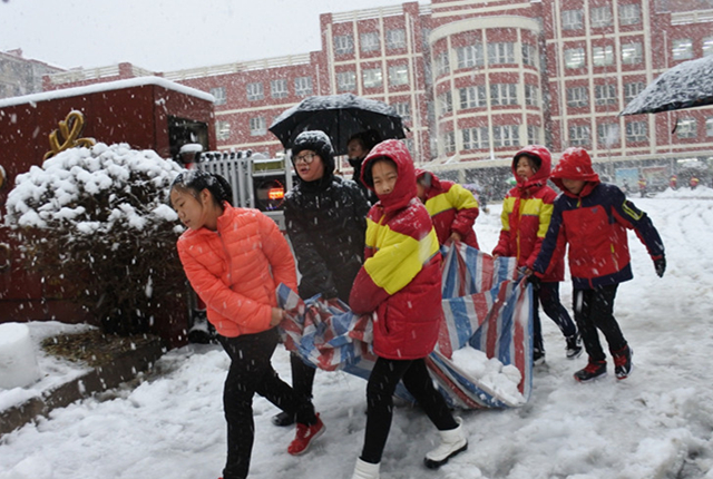 暴雪侵袭黑龙江牡丹江 市民踏雪出行