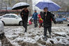 2018年11月9日，黑龙江牡丹江持续降雪。纷纷扬扬的雨雪，给市民的出行和生产生活带来诸多不便。