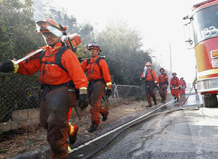 美国加州山火致25死110人失联 全部控制山火需3周时间
