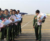 2018年11月13日，广东珠海，工作人员送别八一飞行表演队离开，并赠以合照、花束等。