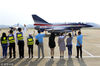 2018年11月13日，广东珠海，工作人员送别八一飞行表演队离开，并赠以合照、花束等。