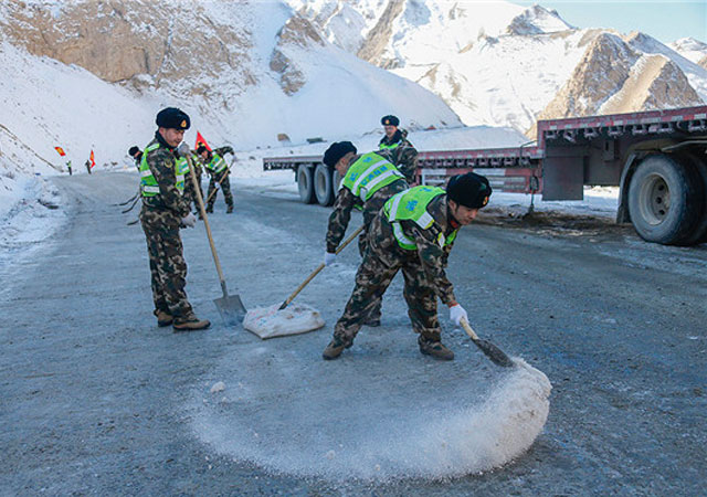 新疆喀什：新藏线结冰致交通受阻 武警官兵鏖战6小时抢通道路