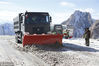2018年11月11日，新疆喀什，受持续强冷空气影响，新藏线库地达坂段出现5公里结冰路面，武警某部交通第三支队养护一大队紧急救援。
推雪车清理路面冰渣。