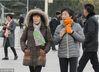 2018年11月15日，受冷空气影响，北京遇大风天气、气温骤降  ，天安门及长安街的游客包裹严密地在寒风中游览，热情不减。