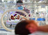 2018年11月17日，是世界早产儿日。河北石家庄妇产医院新生儿重症监护室内，护士们正在细心的照料早到的“天使”。近年来，全世界早产儿数量越来越多。据世界卫生组织统计全球184个国家和地区资料，早产儿平均发生率约10%。据了解，中国早产儿发生率约7-8%，每年有约150万早产儿出生，随着辅助生殖技术的普及和早产儿救治水平的提高，近年超早产儿救治成功的数量显著增多，存活率也逐渐上升。图为护士给早产宝宝喂奶。